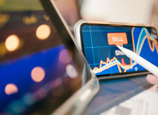 Trader som analyserer opsjoner på Bitcoin, Ethereum og valuta på tvers av flere nisjer